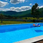 Mona Hébergement de vacances Gračac