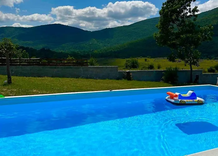 Mona Nyaraló Gračac